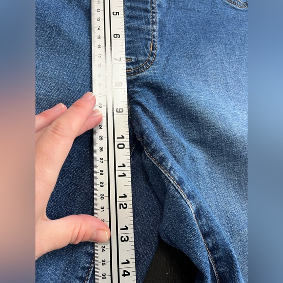 Laura Skinny Jeans Blue Denim White Floral Embroidery Size 12 Stretchy - Picture 9 of 12